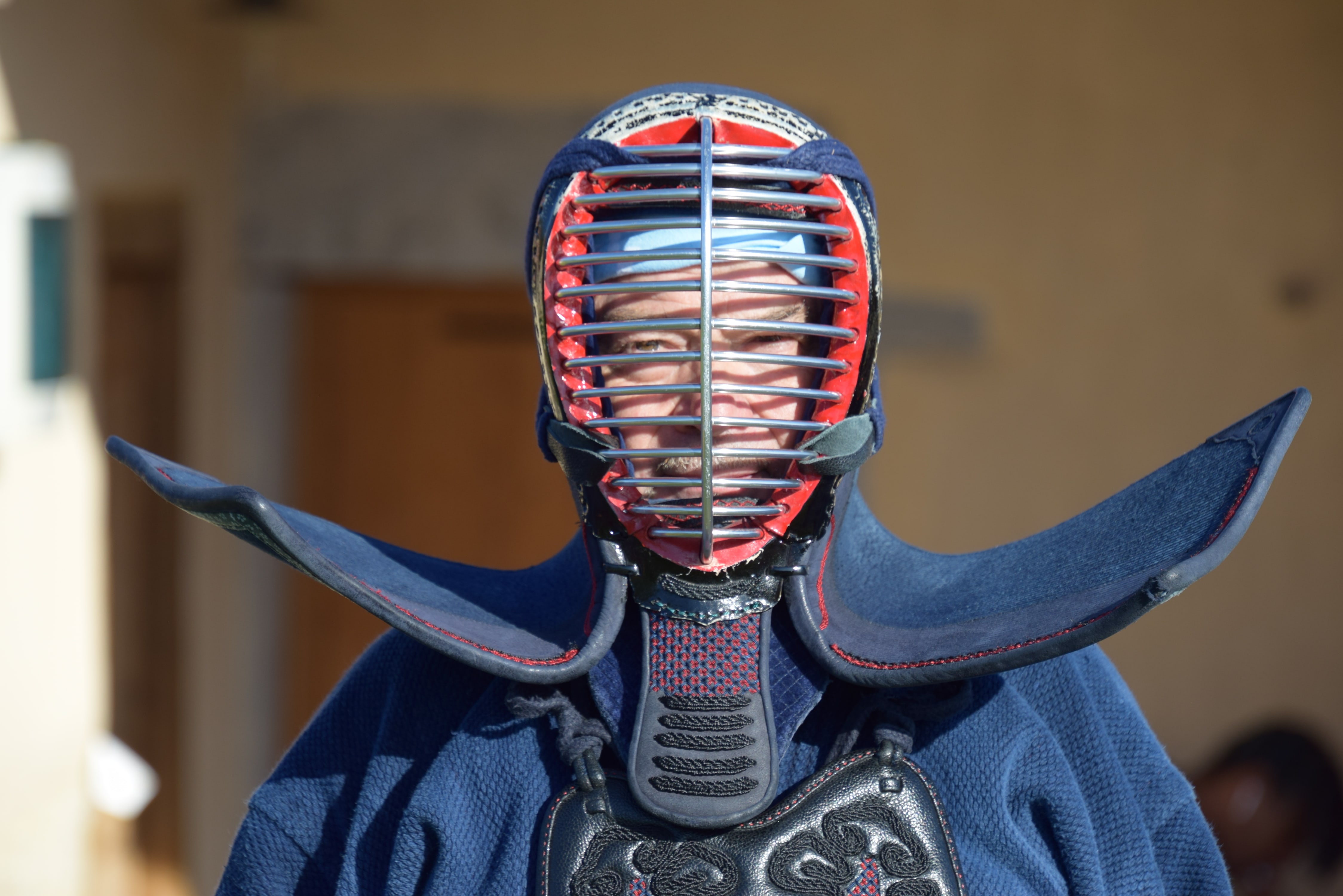 Enseignant portant un men (casque en kendo)